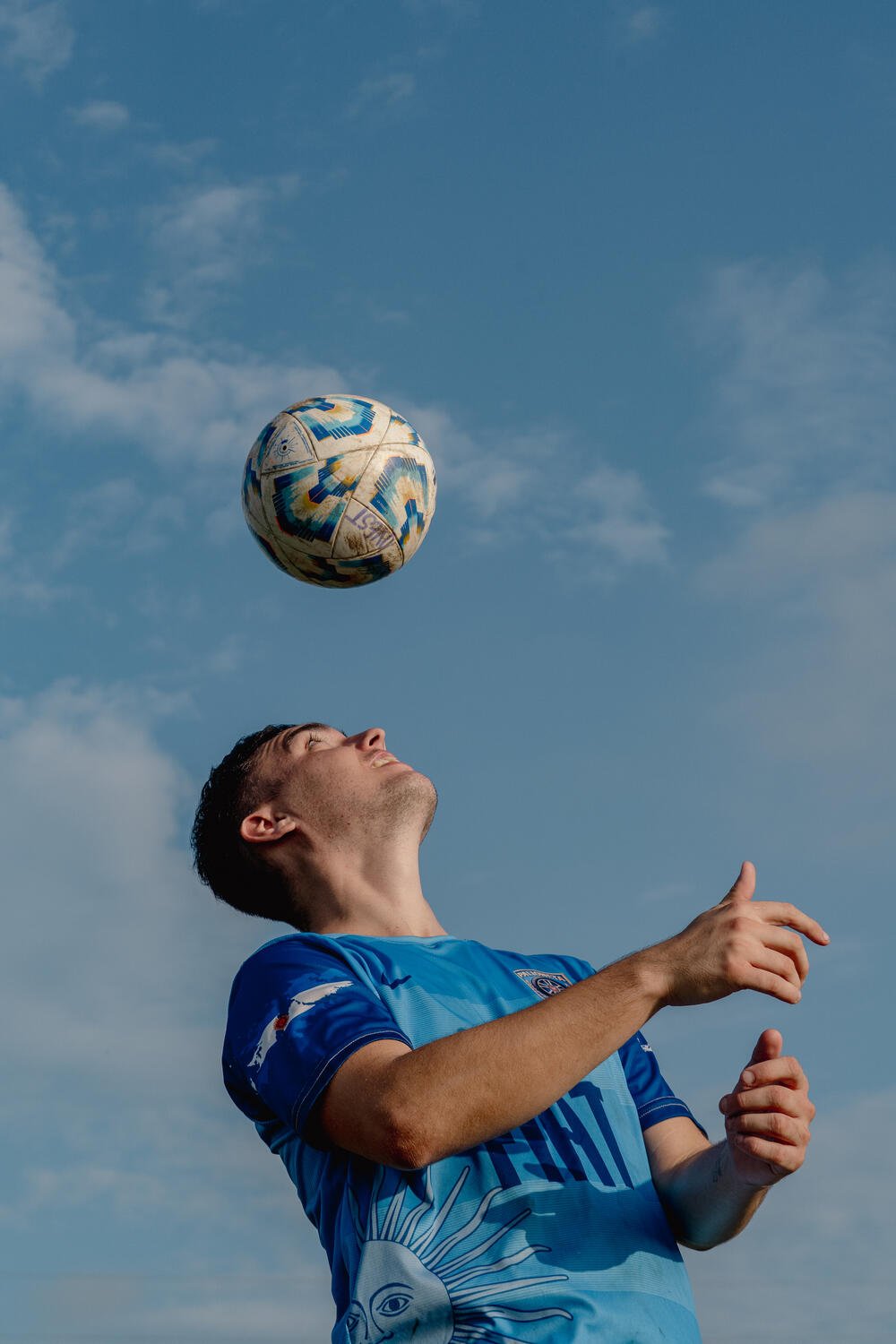 Jugador cabeceando la pelota
